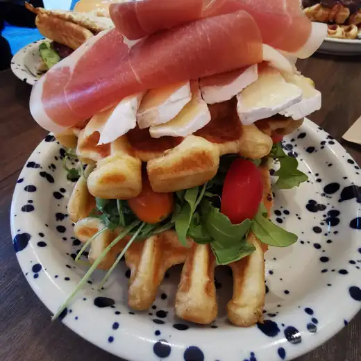 Gofr z prosciutto, mozzarellą i pomidorami